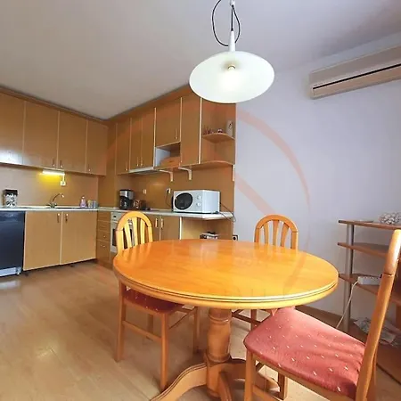 Familly And Friends In Center Apartment